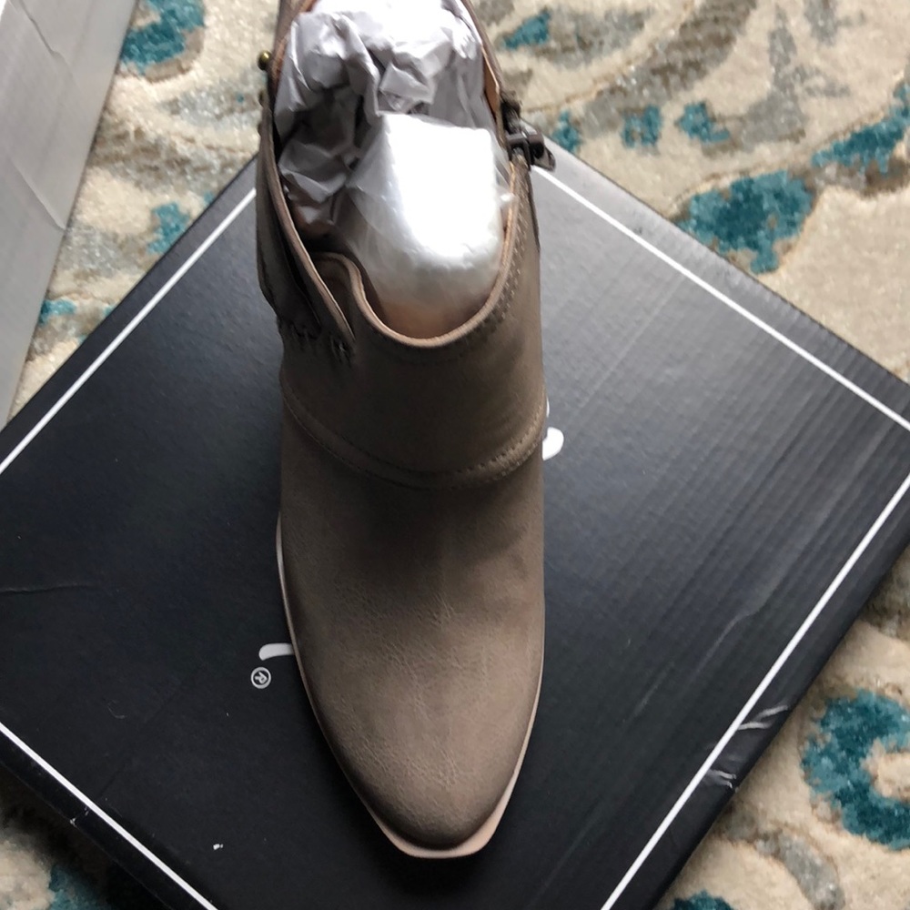 🎈Size 6.5 Qupid Taupe booties! - Picture 4 of 6